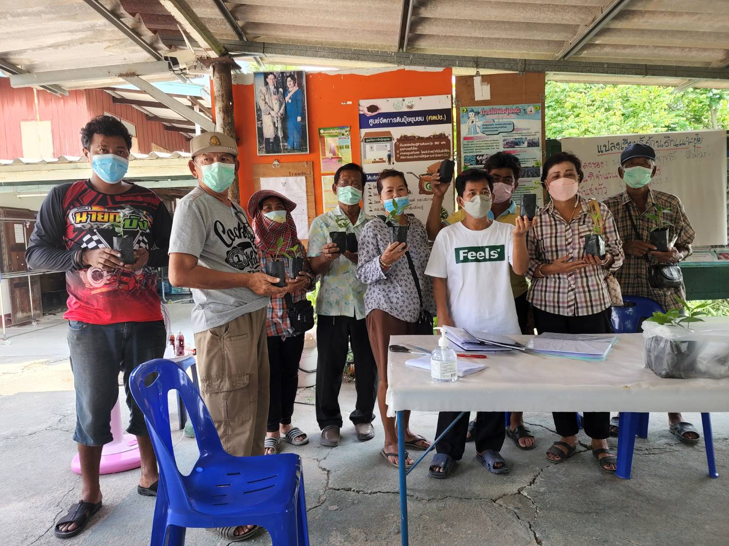 ส่งมอบต้นพันธุ์กระท่อมตามโครงการผลิตและขยายต้นกล้ากระท่อมพันธุ์ดี
