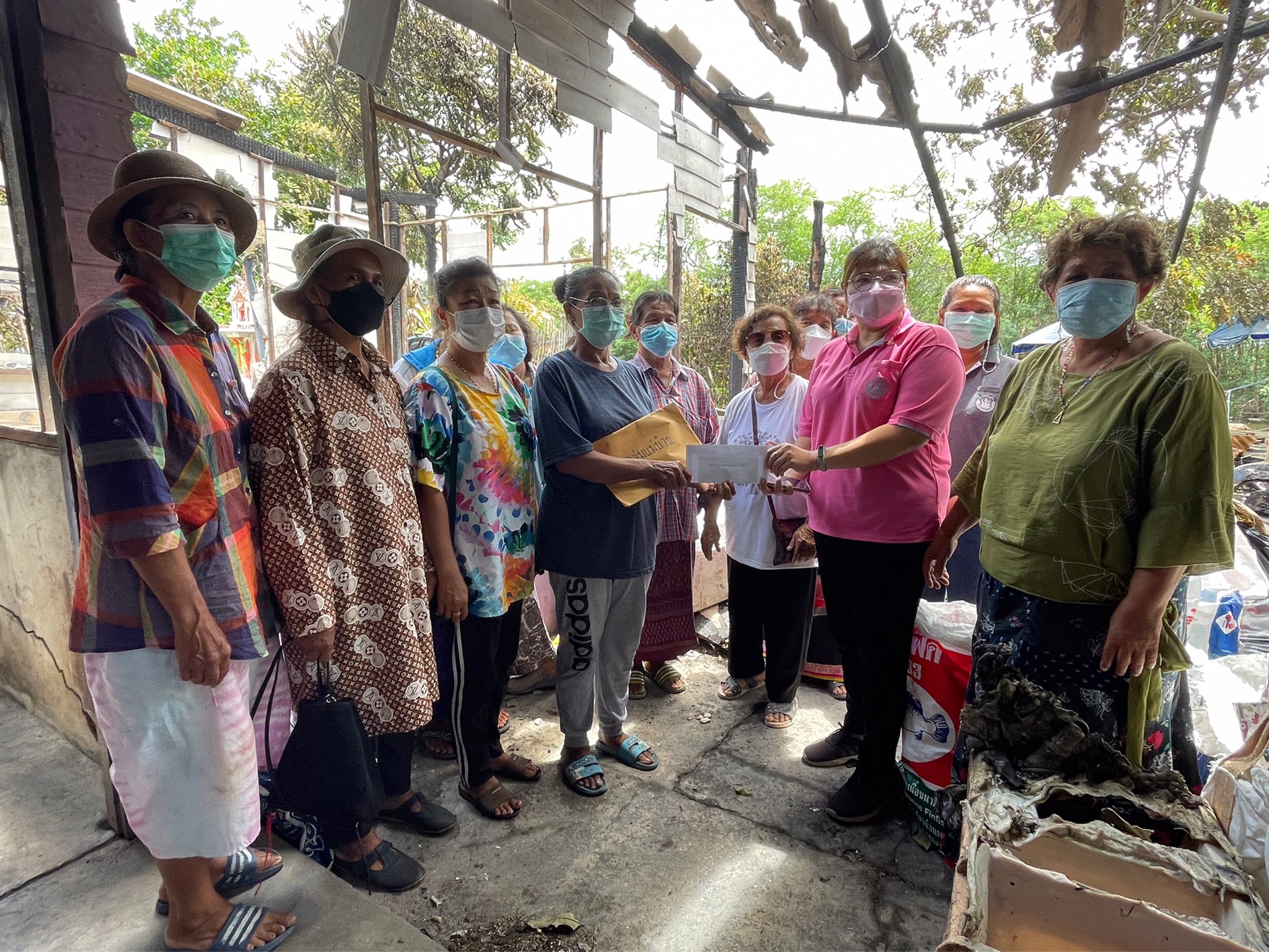 ลงพื้นที่เยี่ยมเยียนช่วยเหลือสมาชิกกลุ่มแม่บ้านเกษตรกรสองคลองร่วมใจที่ประสบอัคคีภัย