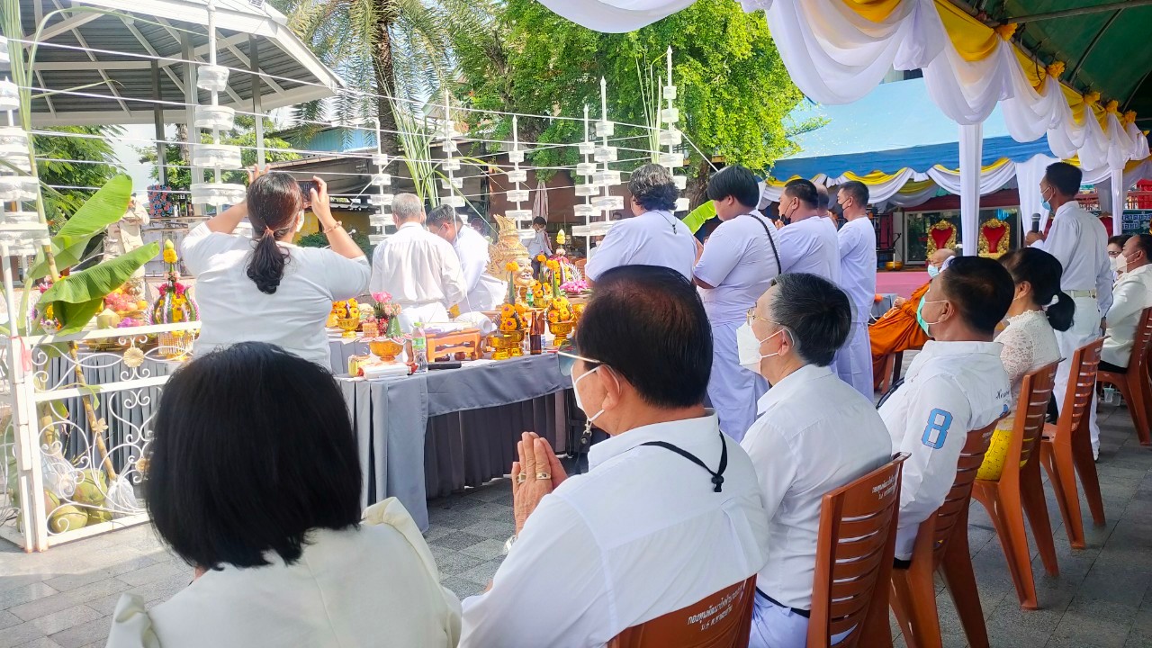ร่วมพิธีบวงสรวงอัญเชิญองค์หลวงพ่อพระพุทธโสธร ประดิษฐาน ณ ศาลาแปดเหลี่ยมและทำบุญตลาดท่าสะอ้าน