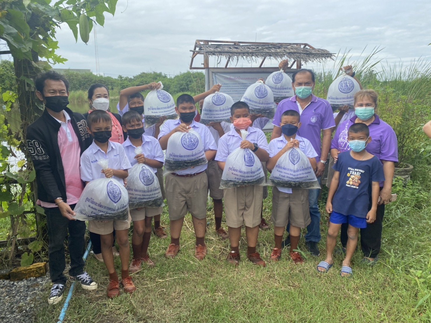 ร่วมส่งมอบการสนับสนุนพันธุ์ปลาให้กับกลุ่มยุวเกษตรกร