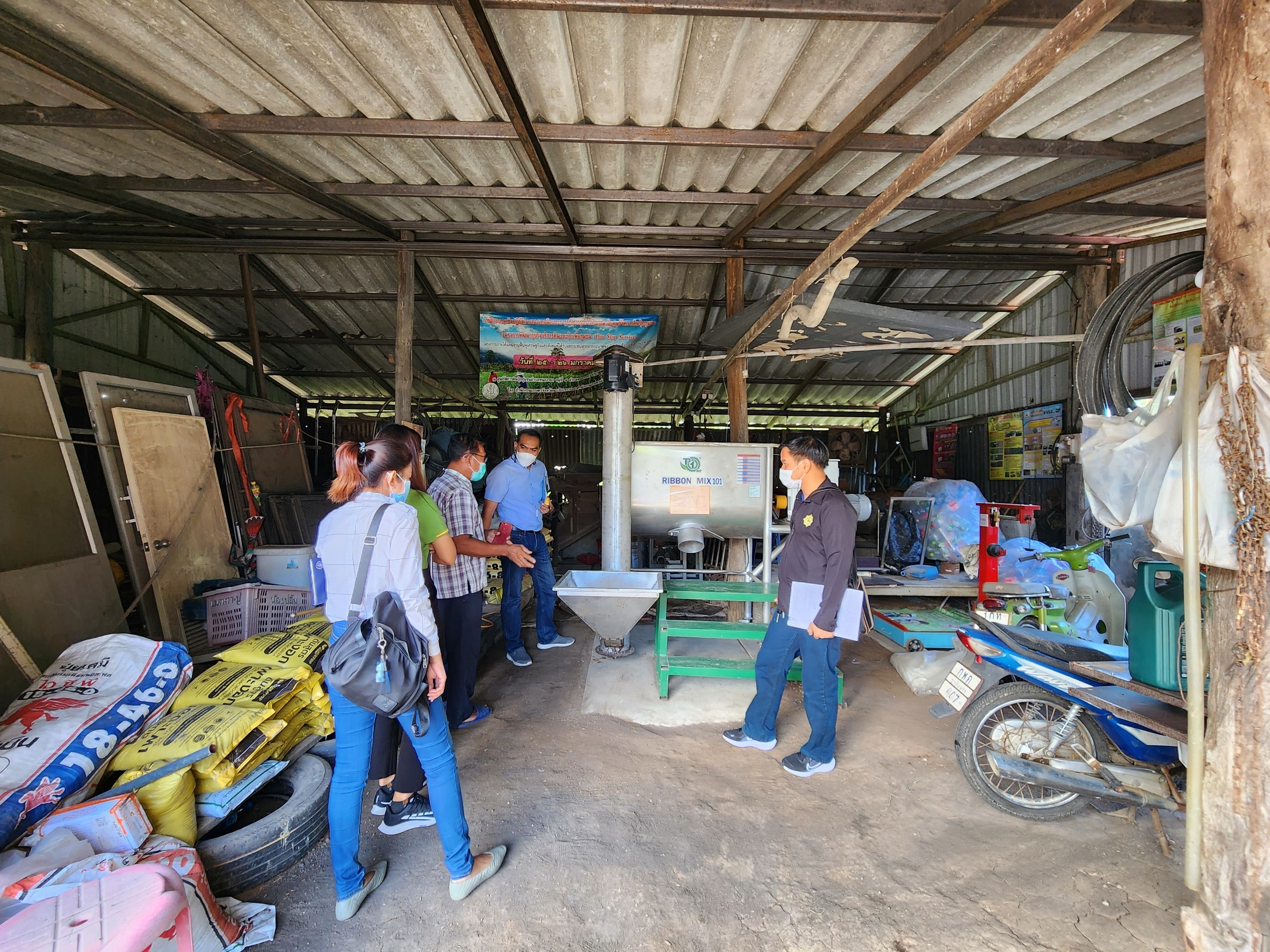 รับการตรวจสอบผลการดำเนินงานโครงการพัฒนาธุรกิจดินและปุ๋ยเพื่อชุมชน