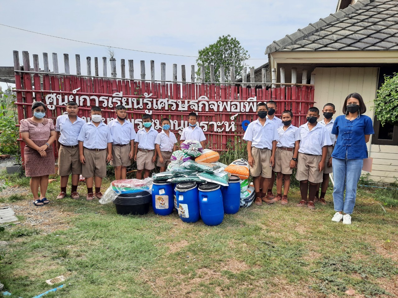ส่งมอบวัสดุการเกษตรโครงการสร้างความเข้มแข็งกลุ่มการผลิตด้านการเกษตร
