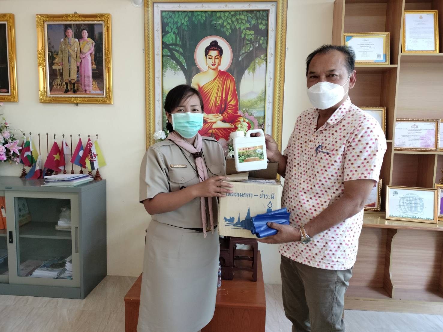 ส่งมอบสารชีวภัณฑ์ให้กับกลุ่มยุวเกษตรกร